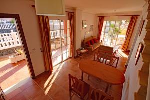Fotografia z galérie ubytovania LAS DUNAS 2 by RENTMEDANO Pretty 2 bedroom villa, ocean views, pool and WiFi v destinácii El Médano