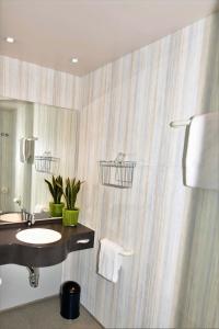 a bathroom with a sink and a shower at bonjour Tagungshotel Stuttgart-Gerlingen in Gerlingen
