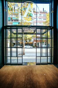 una puerta de cristal abierta con vistas a la calle en Arya Stadium Hotel en Barcelona