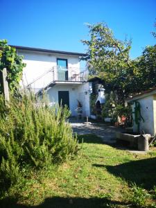 uitzicht op het huis vanuit de tuin bij Nonna Piera in Marina di Carrara