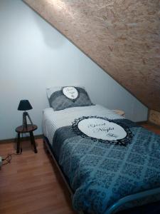 Ένα ή περισσότερα κρεβάτια σε δωμάτιο στο Le p'tit gîte d'Enhet