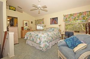 1 dormitorio con 1 cama y 1 sofá en Audreys Paradise 8434, en Manasota Beach