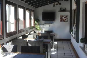 TV a/nebo společenská místnost v ubytování Landgasthof-Bikerhotel Arnold