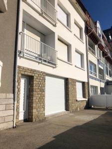 twee garagedeuren aan de zijkant van een gebouw bij Villa Sainte Marguerite in Wimereux