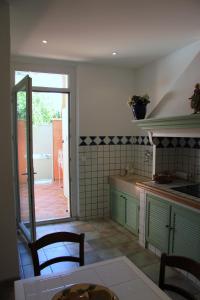 cocina con puerta que da a un patio en Appartement Avec Patio Et Garage Centre Ville Et Plage en Sanary-sur-Mer