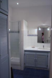 Ένα μπάνιο στο Appartement Avec Patio Et Garage Centre Ville Et Plage