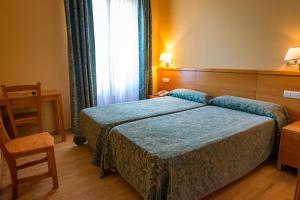 Tempat tidur dalam kamar di Hotel Castilla