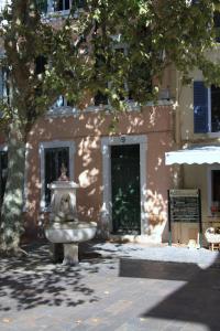 Το κτήριο όπου στεγάζεται  το διαμέρισμα