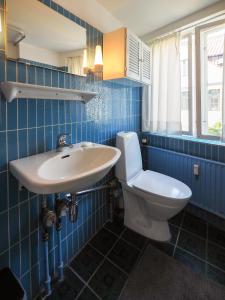 コペンハーゲンにあるAuthentic Copenhagen Apartment by Nyhavnの青いタイル張りのバスルーム(トイレ、シンク付)
