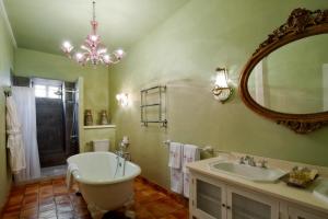 Ein Badezimmer in der Unterkunft Hotel Hacienda de Abajo-Adults Only-Lujo