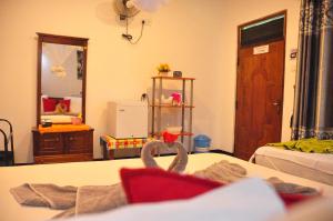 um quarto com uma cama com uma toalha em Sigiri Saman Home Stay em Sigiriya