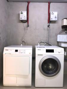 eine Waschküche mit Waschmaschine in der Unterkunft meerZEIT Norderney in Norderney