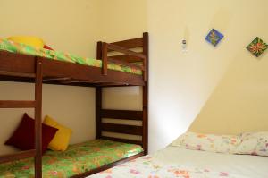 a bedroom with two bunk beds and a bed at Trindade Hospeda - Casa 4 - Cantinho do Mar in Trindade
