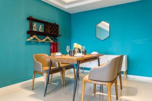 une salle à manger avec des murs bleus et une table et des chaises en bois dans l'établissement Wuhan Hongshan·Jiedaokou· Locals Apartment 00116860, à Wuhan