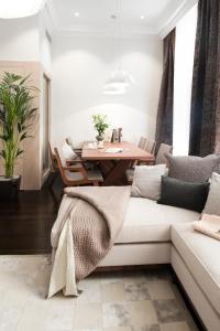 uma sala de estar com um sofá e uma mesa em Claverley Court Apartments Knightsbridge em Londres
