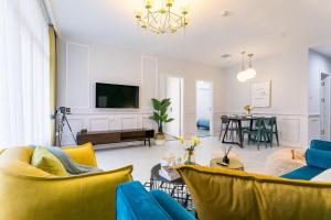 a living room with yellow and blue furniture at Wuhan Wuchang·Qunxingcheng Square · Locals Apartment 00121920 in Wuhan