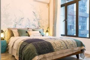 Ліжко або ліжка в номері Wuhan Wuchang·Happy Valley· Locals Apartment 00121930