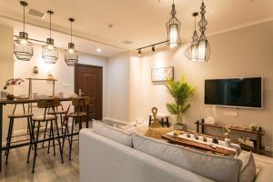 a living room with a couch and a table at Wuhan Wuchang·Happy Valley· Locals Apartment 00121930 in Wuhan