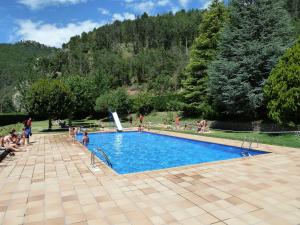 Bazén v ubytování Bungalows Pont d'Ardaix nebo v jeho okolí
