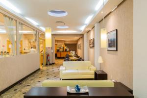 a lobby with couches and a table in a hospital at Hotel Vermont Ipanema in Rio de Janeiro