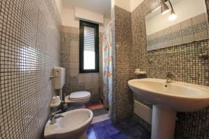 A bathroom at ARIES Case Vacanza