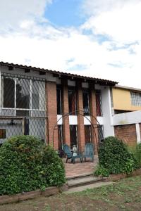 危地馬拉的住宿－OH ESPAÑA!，前面有两长椅的建筑