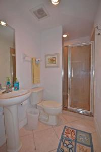 A bathroom at Sunrise Pointe 1-301