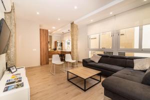 Televízia a/alebo spoločenská miestnosť v ubytovaní Luxury Apartment Soho by Nagoa Homes