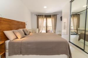 1 dormitorio con 1 cama grande y cabecero de madera en Luxury Apartment Alcazaba by Nagoa Homes, en Málaga