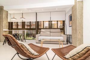 - un salon avec des chaises et un canapé dans l'établissement Luxury Apartment Alcazaba by Nagoa Homes, à Malaga