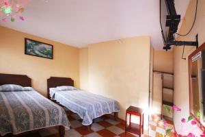 Giường trong phòng chung tại Hotel Bugambilias