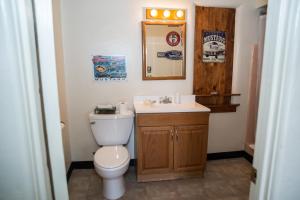 A bathroom at Historic Route 66 Motel