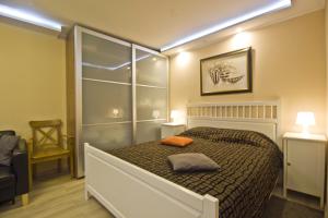 モスクワにあるLakshmi 1905 Apartmentのベッドルーム1室(オレンジ色の枕が付いたベッド1台付)