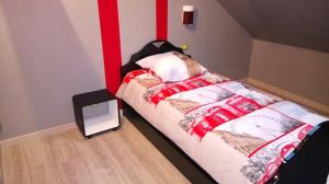 Le TilleulにあるGîte Le Tilleulのベッドルーム1室(赤いストライプの壁にベッド1台付)