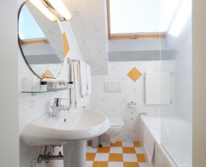 a bathroom with a sink and a mirror and a toilet at Theater Hotel Leuven Centrum in Leuven
