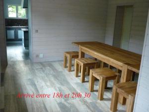 einen Holztisch und Bänke in einem Zimmer in der Unterkunft Heartwood in Arbonne