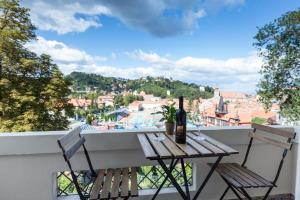 Bazén v ubytování UpperHouse Suites & More nebo v jeho okolí