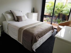 Postel nebo postele na pokoji v ubytování Papamoa Retreat