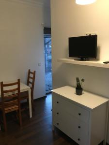 TV a/nebo společenská místnost v ubytování Zum armen Mann