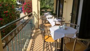 Rõdu või terrass majutusasutuses Hotel Patelis
