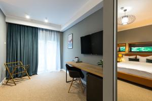 TV a/nebo společenská místnost v ubytování UpperHouse Suites & More