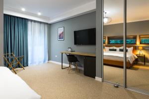 Postel nebo postele na pokoji v ubytování UpperHouse Suites & More