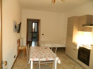a kitchen with a table and chairs in a room at Appartamento Mira in Cislago +6 photos