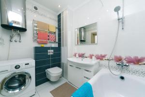 Bilik mandi di Осокорки современные апартаменты люкс с 2-мя спальнями пр Бажана +15 gambar