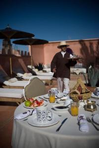 En restaurant eller et andet spisested på Riad Zamzam