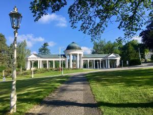 budynek w parku z światłem ulicznym w obiekcie Marienbad Apartment w Mariańskich Łaźniach