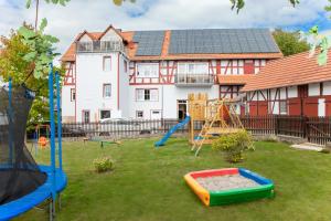 un patio con parque infantil y una casa en Landhaus im Rinnetal, en Homberg