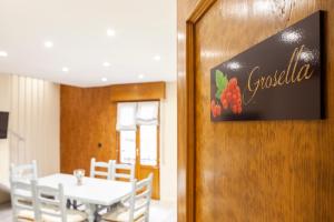 a dining room with a table and a sign on a door at Apartamentos Casa Ríos in Biescas