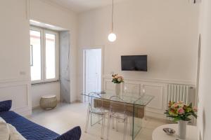 TV a/nebo společenská místnost v ubytování Relais Mareluna - Luxury Apartments