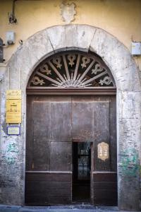 サレルノにあるBianca Suite B&Bの大きな木製の扉